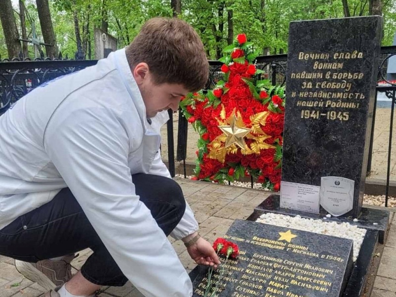 «Память в граните и в сердцах»: молодежный актив «Могилевлифтмаш» почтил память освободителей
