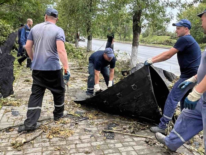 Лифтостроители борются с последствиями ночной стихии