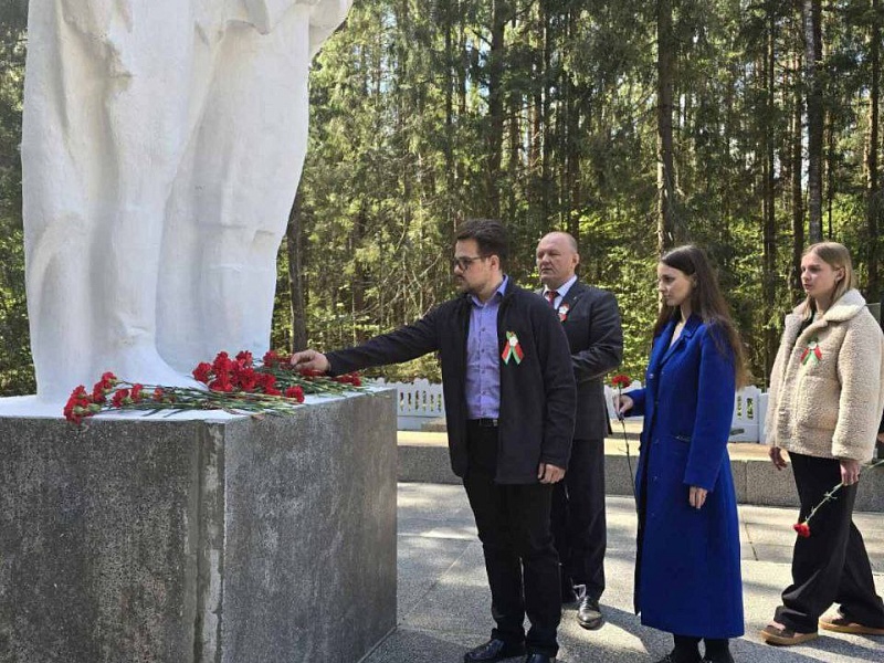 И сколько вёсен не пройдёт - одну мы будем помнить свято!