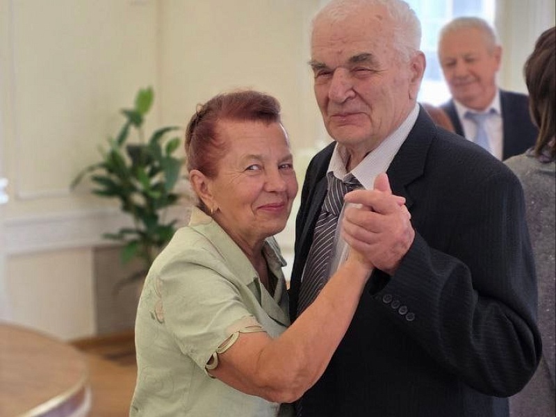 В атмосфере любви и торжества Дворец бракосочетания Могилева приветствовал пары, отметившие значимые юбилеи совместной жизни: 58, 52, 43 и 47 лет, прожитых рука об руку!