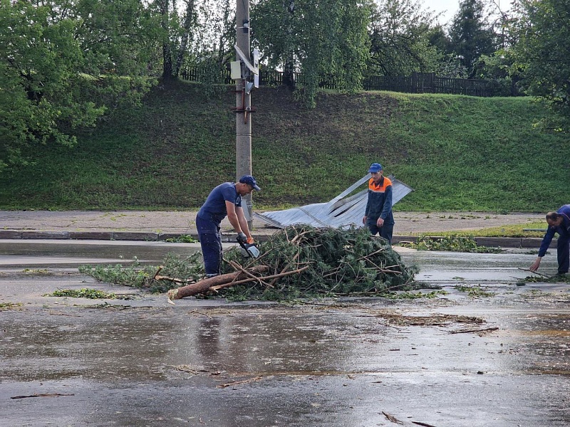 Лифтостроители борются с последствиями ночной стихии