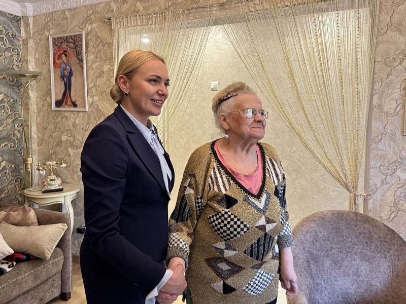 Память жива: руководство "Могилевлифтмаш" навестило бывших узниц концлагерей