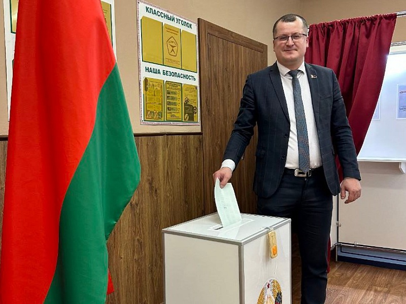 Работники ОАО "Могилевлифтмаш" голосуют на выборах Президента Республики Беларусь.