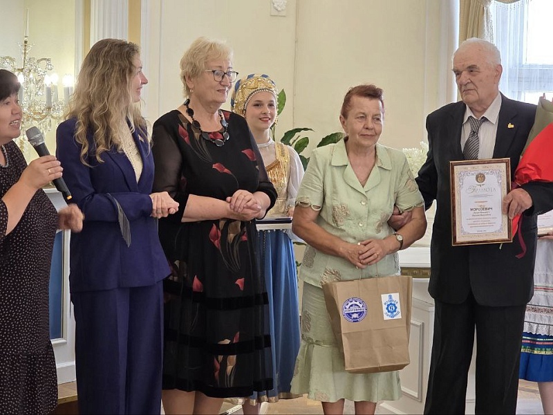 В атмосфере любви и торжества Дворец бракосочетания Могилева приветствовал пары, отметившие значимые юбилеи совместной жизни: 58, 52, 43 и 47 лет, прожитых рука об руку!