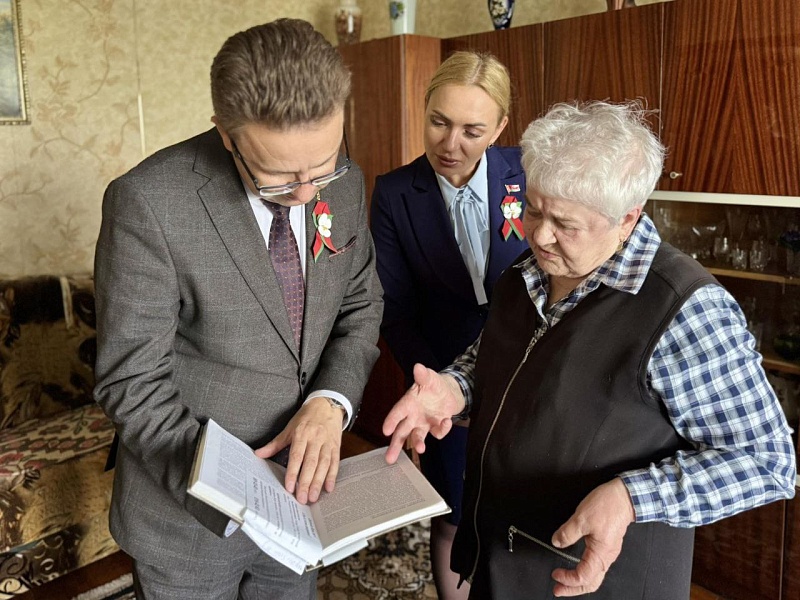Память жива: руководство "Могилевлифтмаш" навестило бывших узниц концлагерей