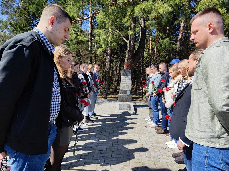 Молодежь холдинга "Могилевлифтмаш" почтила память павших героев у мемориального комплекса "Землянка"