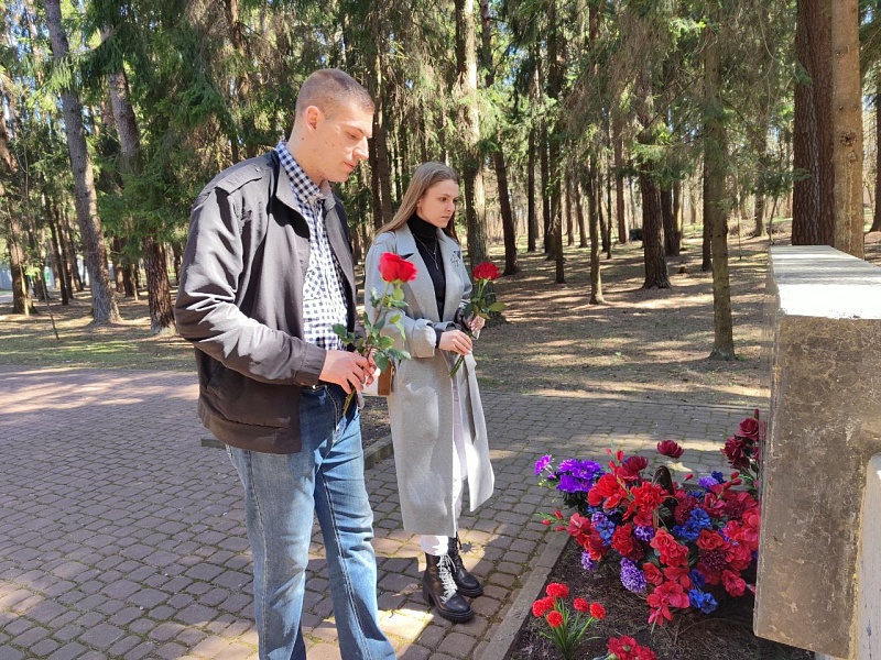 Молодежь холдинга "Могилевлифтмаш" почтила память павших героев у мемориального комплекса "Землянка"