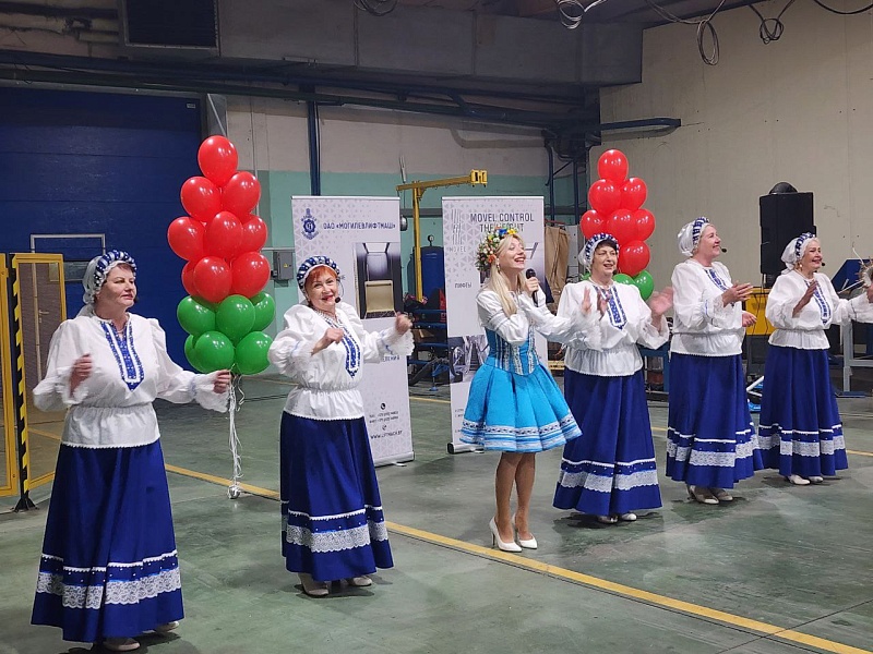 Творческий коллектив Городского дома культуры поздравил Могилевлифтмаш с Днём города