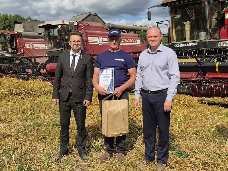 Чествуем героев жатвы — в ОАО «Дуброва-Агро» появились первые экипажи-тысячники