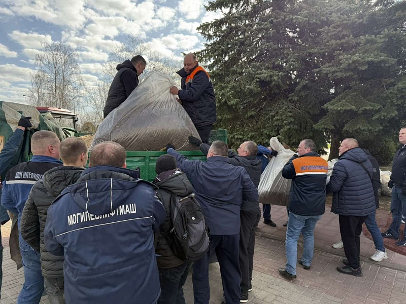 Лифтостроители на городском субботнике!