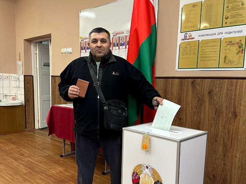 Работники ОАО "Могилевлифтмаш" голосуют на выборах Президента Республики Беларусь.