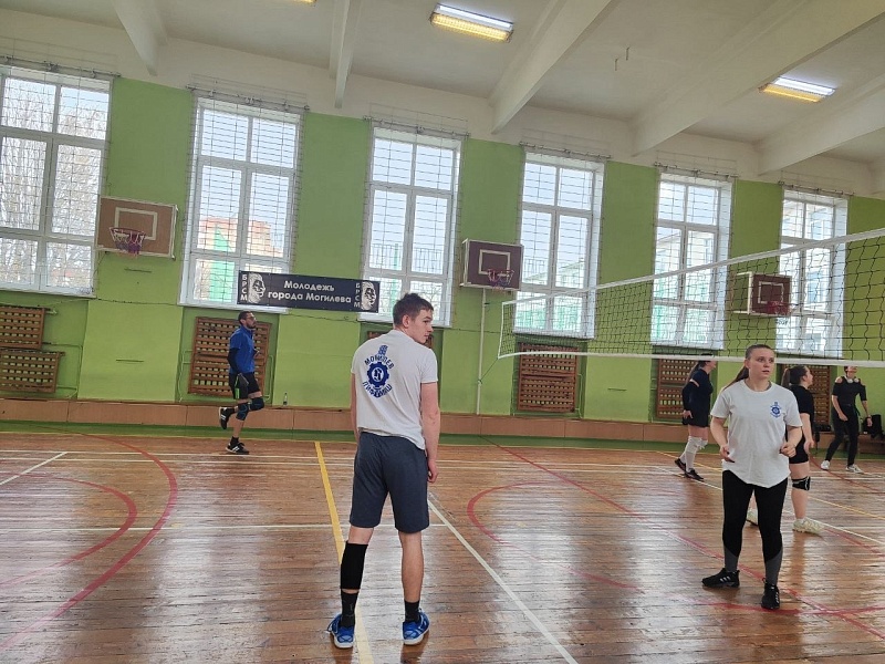 ЛИФТОСТРОИТЕЛИ НА ВОЛЕЙБОЛЬНОЙ ПЛОЩАДКЕ!