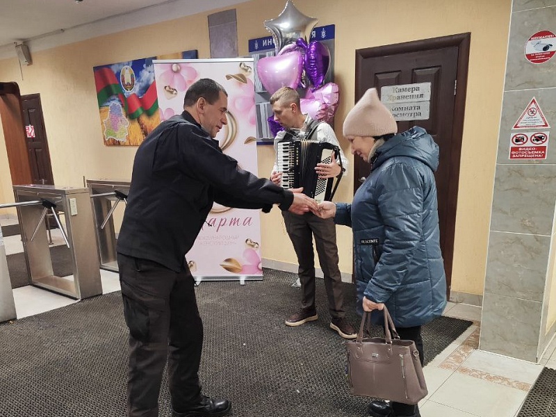 ПРАЗДНИЧНОЕ НАСТРОЕНИЕ ДЛЯ ПРЕКРАСНЫХ ЗАВОДЧАНОК