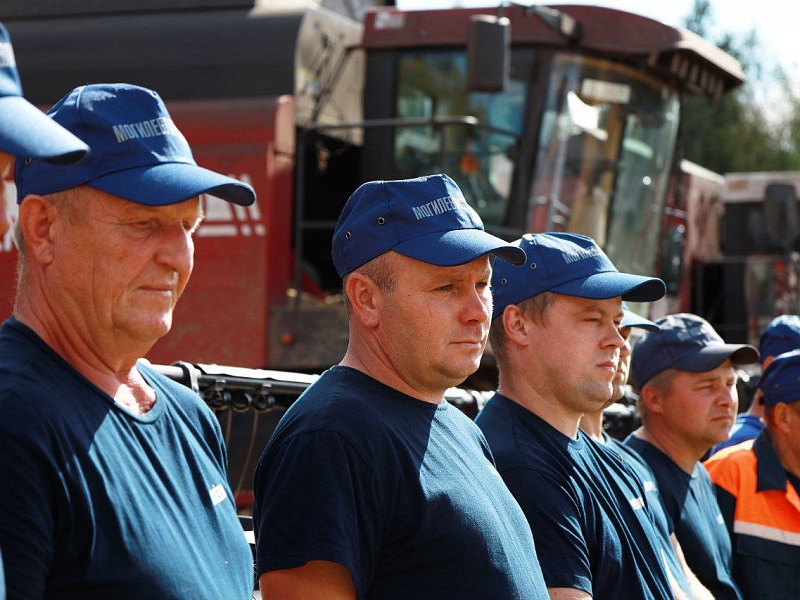 Чествование хлеборобов на полях СК "Дуброва"