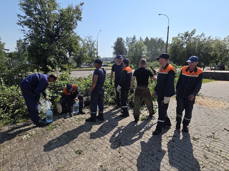 Лифтостроители борются с последствиями ночной стихии