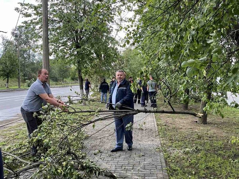 Лифтостроители борются с последствиями ночной стихии