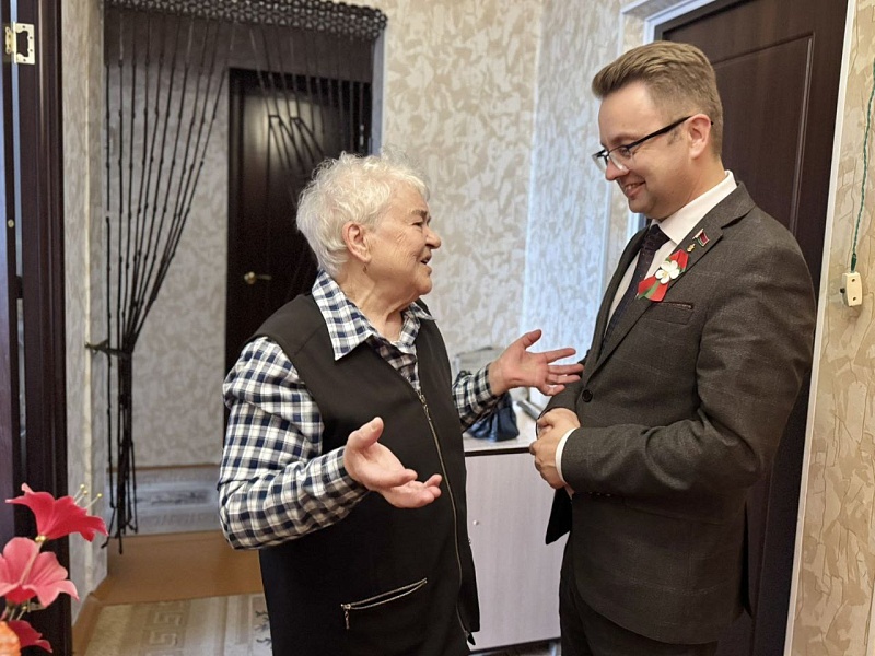 Память жива: руководство "Могилевлифтмаш" навестило бывших узниц концлагерей