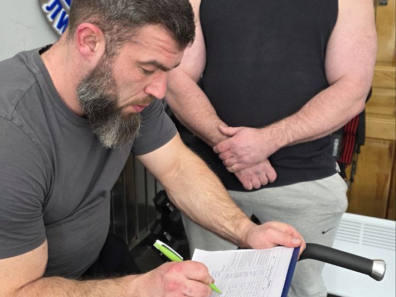 Железная сила воли: самый сильный лифтостроитель 