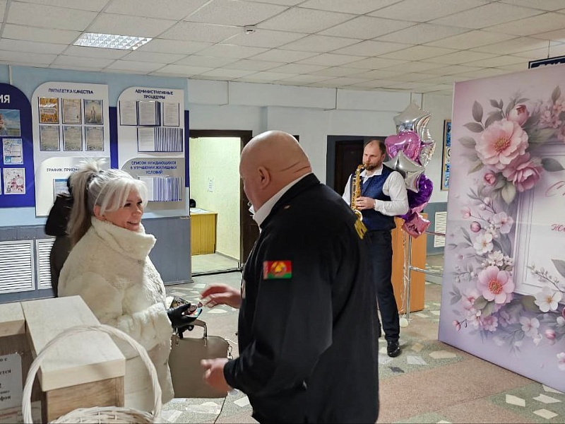 ПРАЗДНИЧНОЕ НАСТРОЕНИЕ ДЛЯ ПРЕКРАСНЫХ ЗАВОДЧАНОК