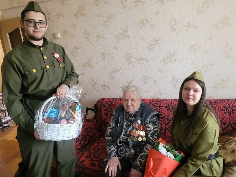 Связь поколений: молодежь «Могилевлифтмаш» благодарит ветеранов за мирное небо