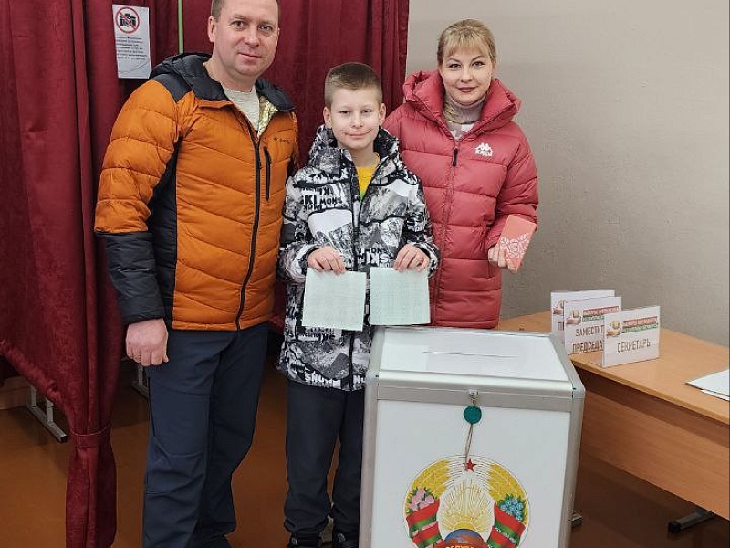 Работники ОАО "Могилевлифтмаш" голосуют на выборах Президента Республики Беларусь.