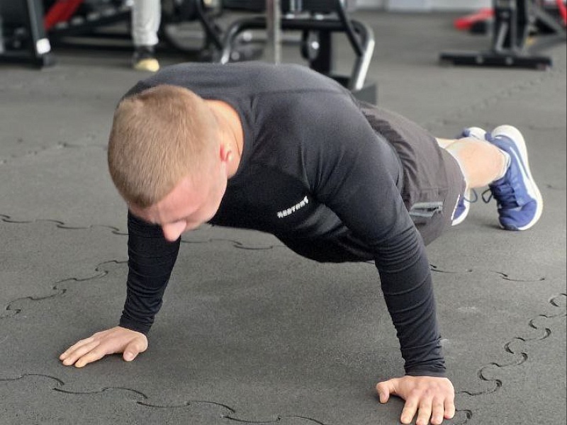 Железная сила воли: самый сильный лифтостроитель 