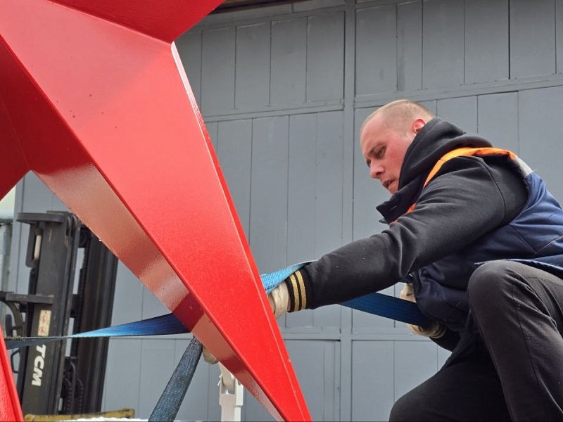 ЗВЕЗДЫ МУЖЕСТВА ПОД МИРНЫМ НЕБОМ: «Могилевлифтмаш» украшает родной город