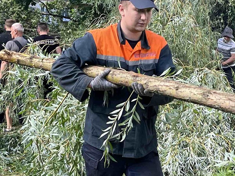 Лифтостроители борются с последствиями ночной стихии