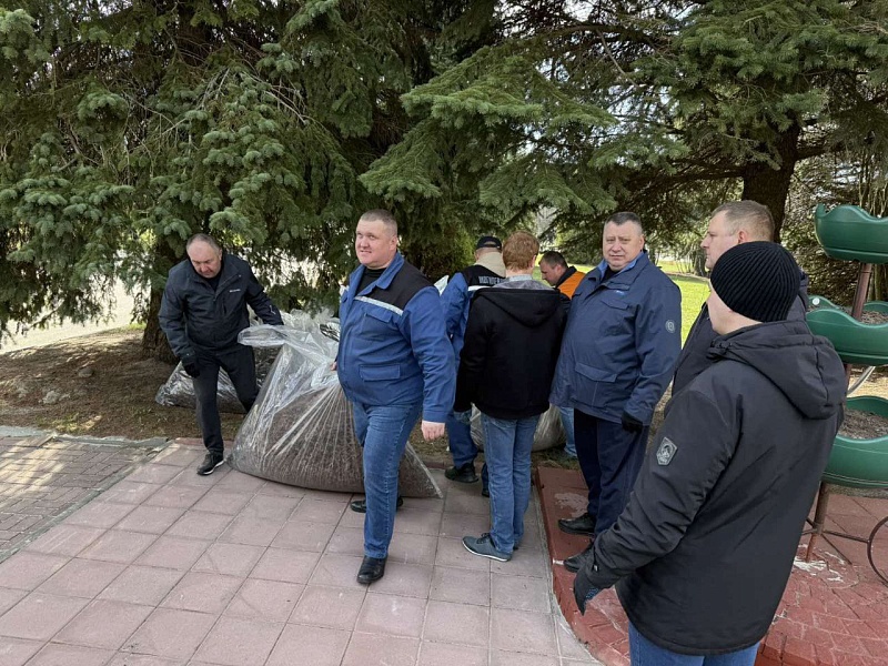 Лифтостроители на городском субботнике!