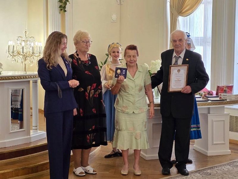В атмосфере любви и торжества Дворец бракосочетания Могилева приветствовал пары, отметившие значимые юбилеи совместной жизни: 58, 52, 43 и 47 лет, прожитых рука об руку!