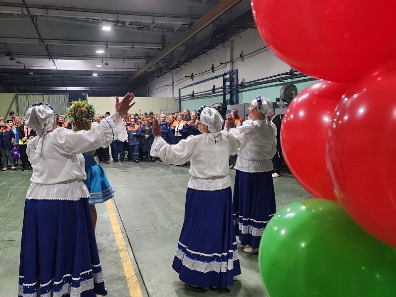 Творческий коллектив Городского дома культуры поздравил Могилевлифтмаш с Днём города