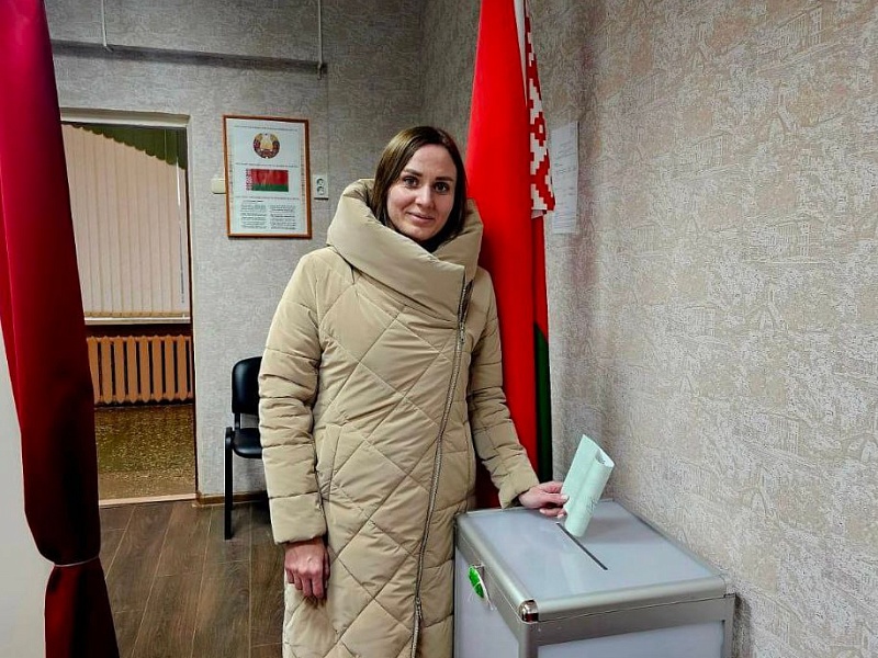Работники ОАО "Могилевлифтмаш" голосуют на выборах Президента Республики Беларусь.