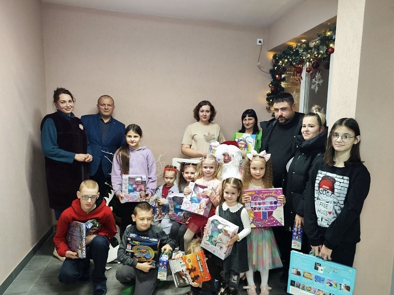 В заводское общежитие с поздравлениями и подарками заглянул Дед Мороз. 