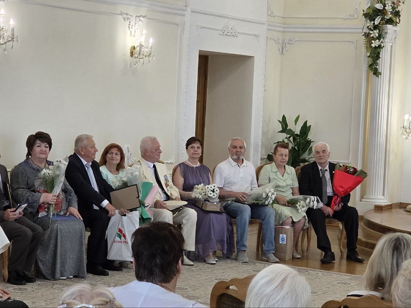 В атмосфере любви и торжества Дворец бракосочетания Могилева приветствовал пары, отметившие значимые юбилеи совместной жизни: 58, 52, 43 и 47 лет, прожитых рука об руку!