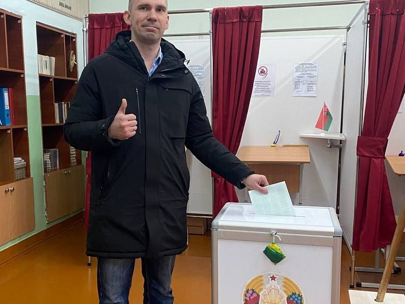 Работники ОАО "Могилевлифтмаш" голосуют на выборах Президента Республики Беларусь.