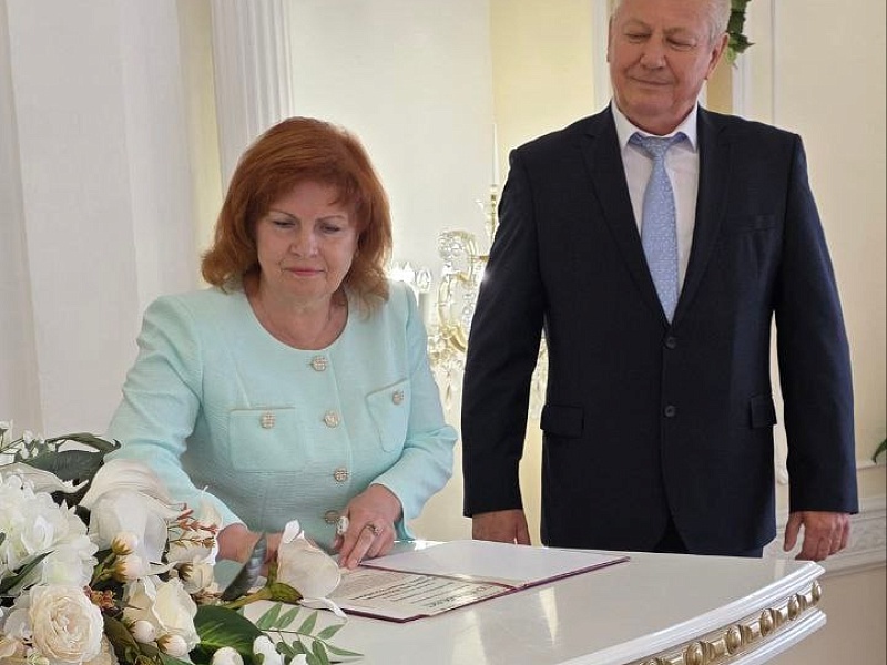 В атмосфере любви и торжества Дворец бракосочетания Могилева приветствовал пары, отметившие значимые юбилеи совместной жизни: 58, 52, 43 и 47 лет, прожитых рука об руку!