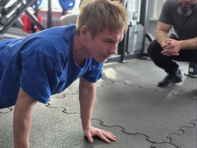 Железная сила воли: самый сильный лифтостроитель 