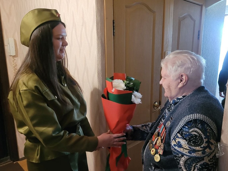 Связь поколений: молодежь «Могилевлифтмаш» благодарит ветеранов за мирное небо