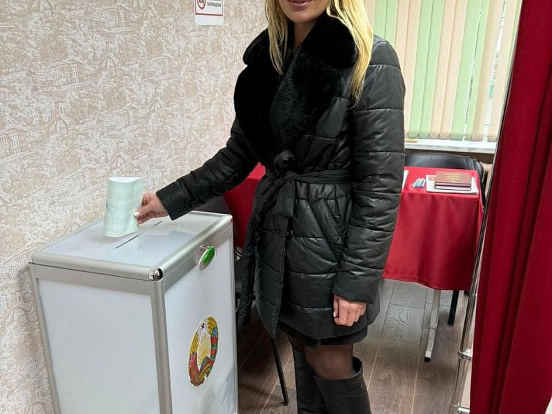 Работники ОАО "Могилевлифтмаш" голосуют на выборах Президента Республики Беларусь.