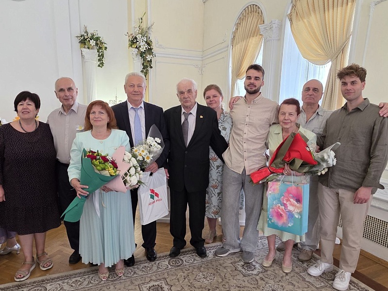 В атмосфере любви и торжества Дворец бракосочетания Могилева приветствовал пары, отметившие значимые юбилеи совместной жизни: 58, 52, 43 и 47 лет, прожитых рука об руку!