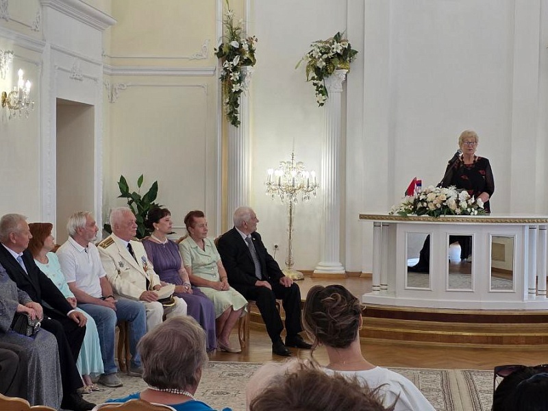 В атмосфере любви и торжества Дворец бракосочетания Могилева приветствовал пары, отметившие значимые юбилеи совместной жизни: 58, 52, 43 и 47 лет, прожитых рука об руку!