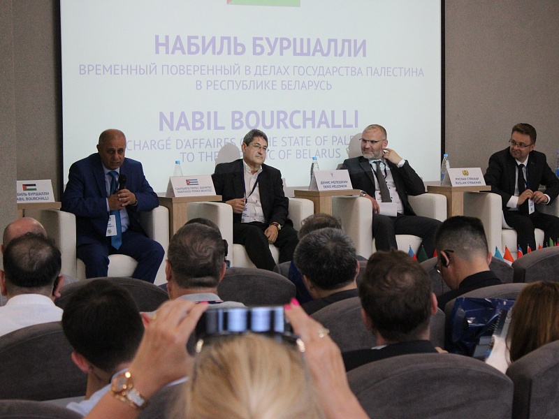 В рамках деловой программы, приуроченной к празднику "Александрия собирает друзей", наше предприятие посетила делегация дипломатов