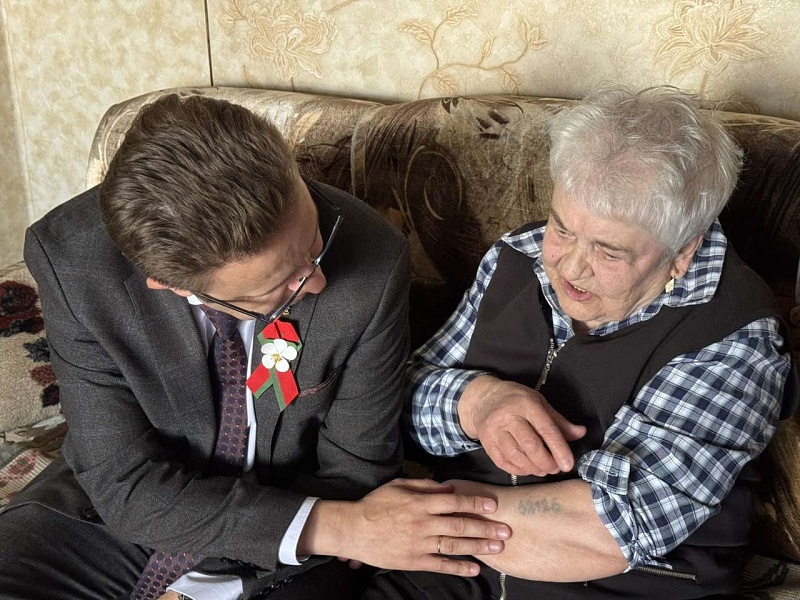 Память жива: руководство "Могилевлифтмаш" навестило бывших узниц концлагерей