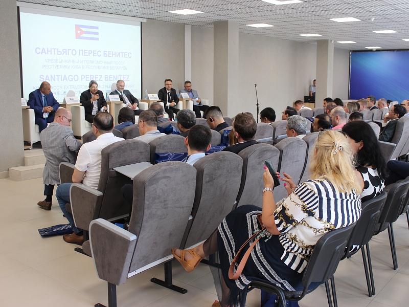 В рамках деловой программы, приуроченной к празднику "Александрия собирает друзей", наше предприятие посетила делегация дипломатов