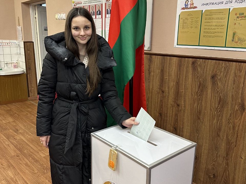Работники ОАО "Могилевлифтмаш" голосуют на выборах Президента Республики Беларусь.