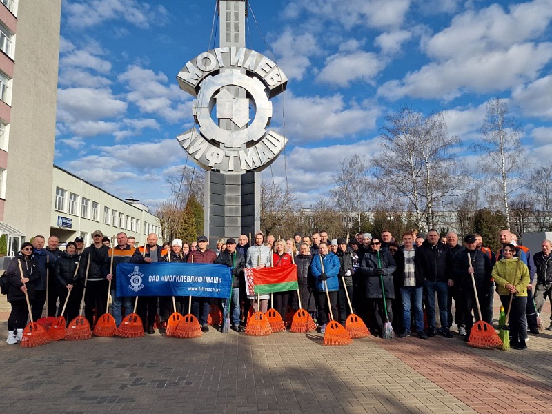 Лифтостроители на городском субботнике!