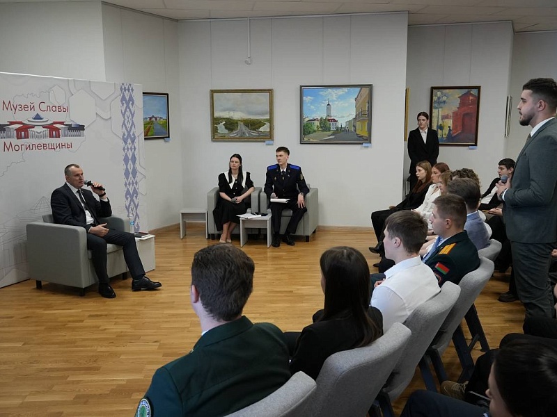 Диалог о будущем: в Музее Славы Могилевщины прошла встреча Анатолия Исаченко с молодыми специалистами