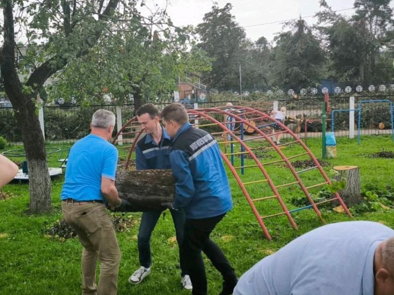 Лифтостроители борются с последствиями ночной стихии