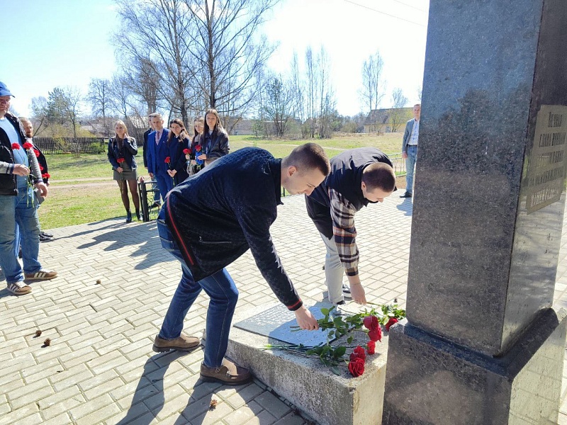 Молодежь холдинга "Могилевлифтмаш" почтила память павших героев у мемориального комплекса "Землянка"
