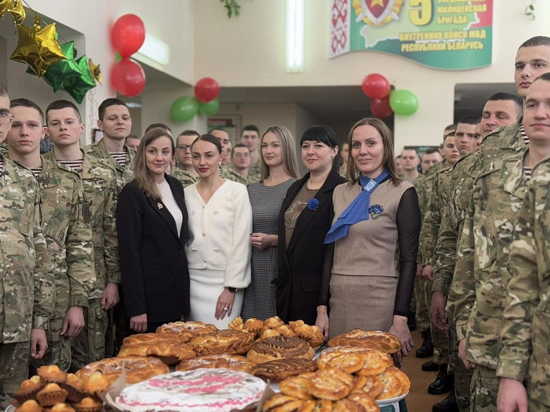 Акция Белорусского союза женщин "МАМИНЫ ПИРОГИ" согрела сердца военнослужащих